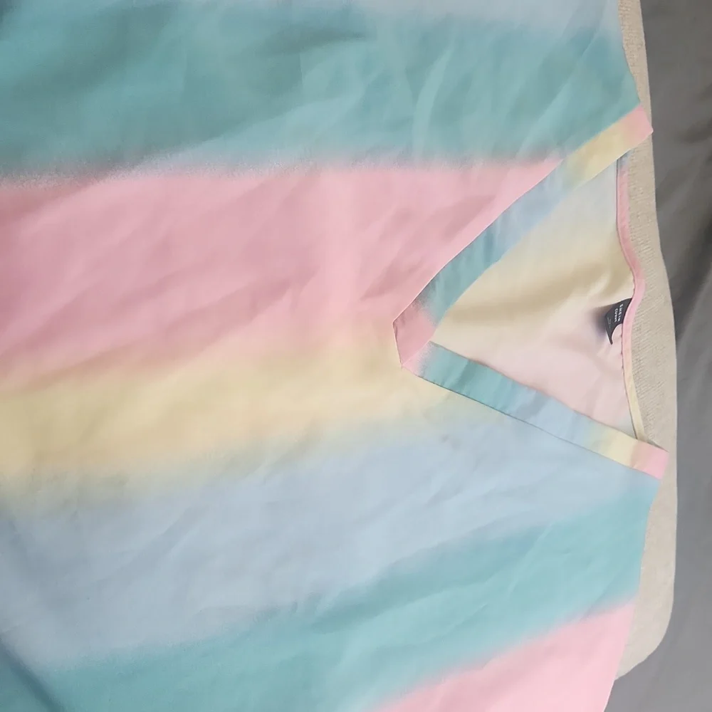 Cute blouse. - Picture 1 of 3